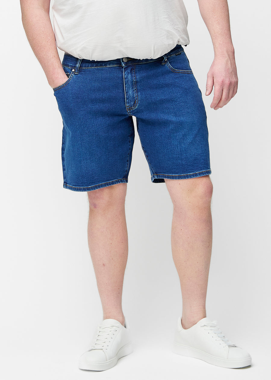 Mørkeblå denimshorts til herre i fargen Oceans med regular passform sett forfra på plus-size modell.