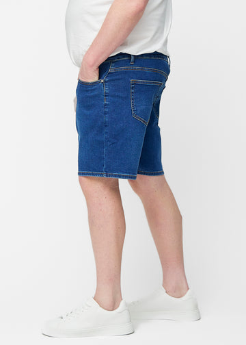 Mørkeblå denimshorts til herre i fargen Oceans med regular passform sett fra siden på plus-size modell.