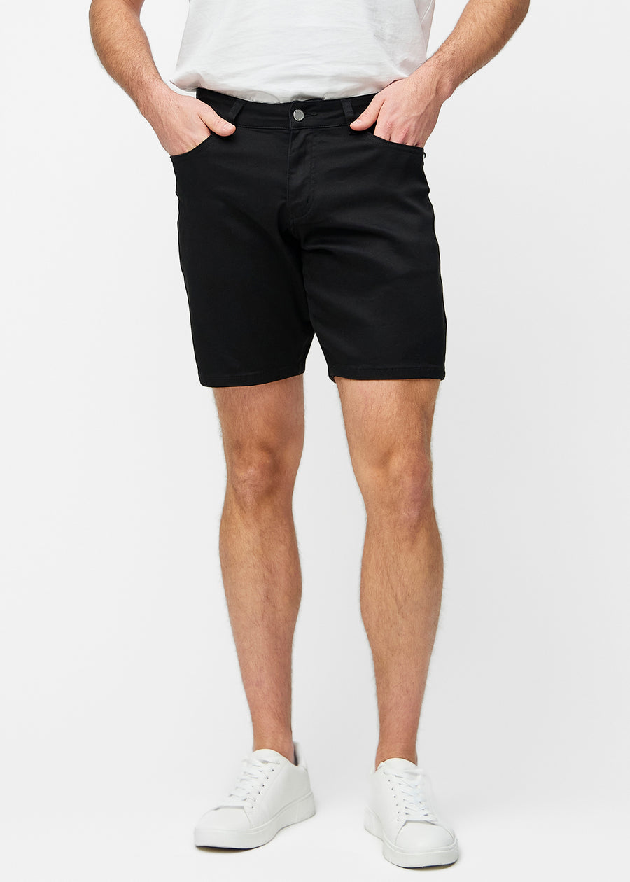 Sorte shorts til herre i fargen Ravens med regular passform som sitter naturlig ved hoften og gir luft rundt lårene, sett forfra.