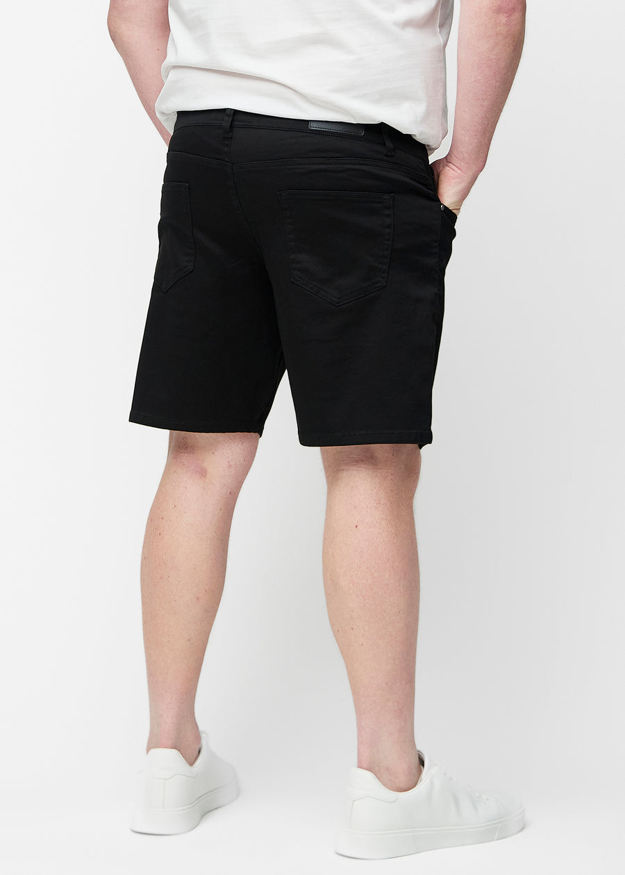 Sorte shorts til herre i fargen Ravens sett bakfra på plus-size modell.