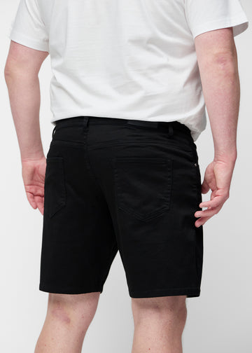 Sorte shorts til herre i fargen Ravens sett bakfra på nært hold på plus-size modell.