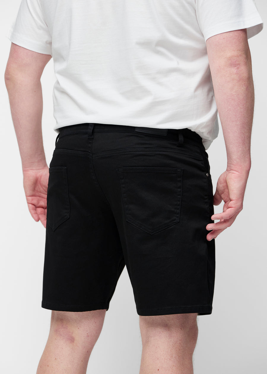 Sorte shorts til herre i fargen Ravens sett bakfra på nært hold på plus-size modell.