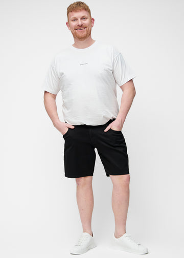 Sorte shorts til herre i fargen Ravens sett bakfra på nært hold på plus-size modell.