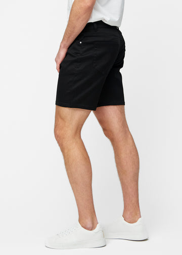 Sorte shorts til herre i fargen Ravens med regular passform sett fra siden på modell.