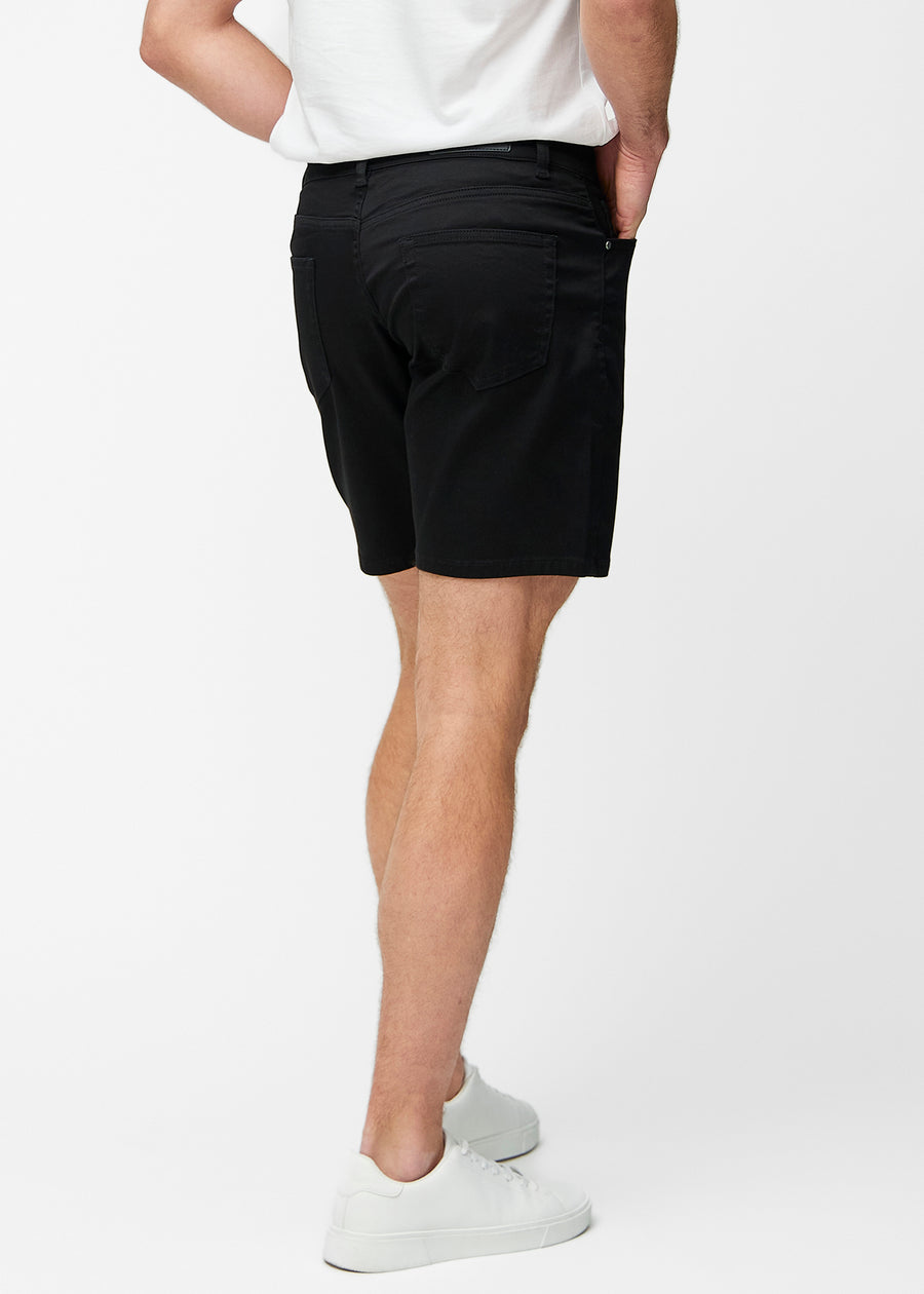 Sorte shorts til herre i fargen Ravens sett bakfra slik at lengden til rett over kneet kan sees.