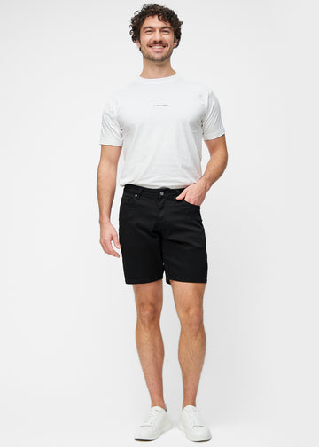 Fullt bilde av modell i sorte shorts til herre i fargen Ravens med regular passform.