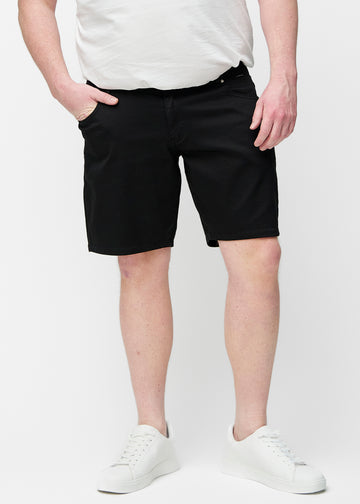 Sorte shorts til herre i fargen Ravens med regular passform sett forfra på plus-size modell.