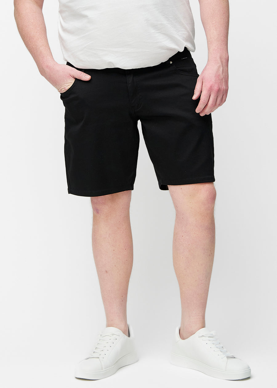 Sorte shorts til herre i fargen Ravens med regular passform sett forfra på plus-size modell.