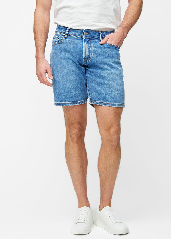 Blå denimshorts til herre i fargen Rivers med regular passform som sitter naturlig ved hoften og gir luft rundt lårene, sett forfra.