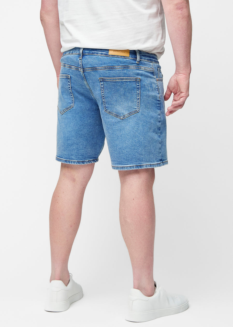 Blå denimshorts til herre i fargen Rivers med regular passform sett fra siden på plus-size modell.
