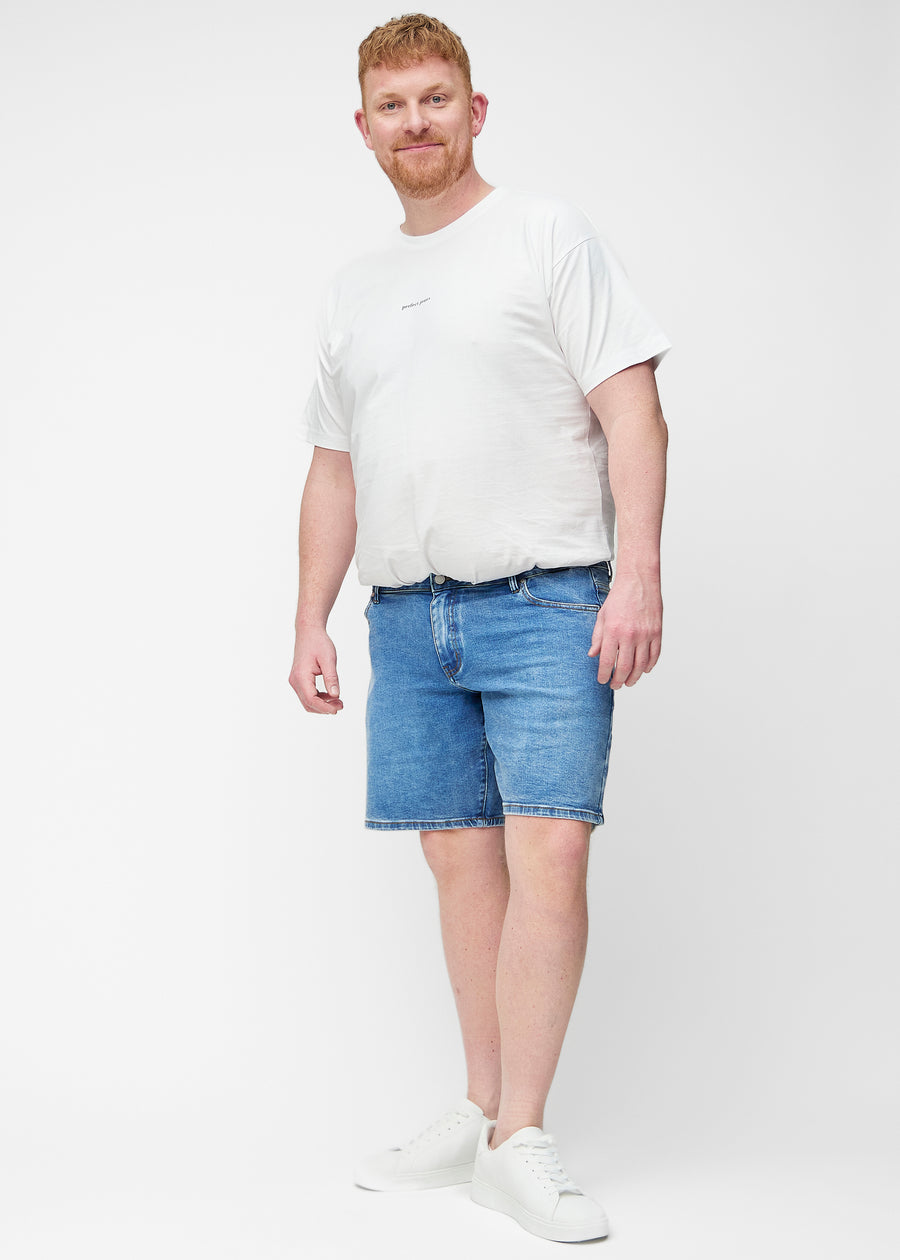Fullt bilde av plus-size modell i blå denimshorts til herre i fargen Rivers med regular passform.