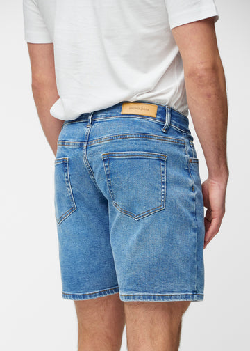 Blå denimshorts til herre i fargen Rivers sett bakfra på nært hold for å vise passform og detaljer.