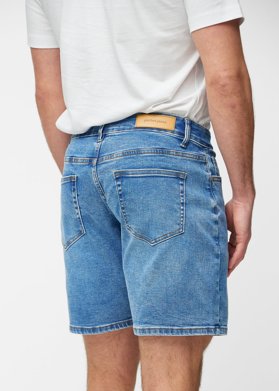 Blå denimshorts til herre i fargen Rivers sett bakfra på nært hold for å vise passform og detaljer.