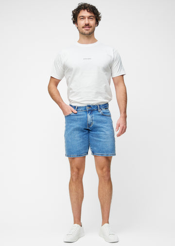 Fullt bilde av modell i blå denimshorts til herre i fargen Rivers med regular passform.