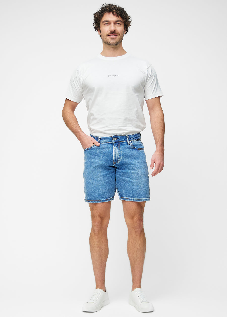 Fullt bilde av modell i blå denimshorts til herre i fargen Rivers med regular passform.