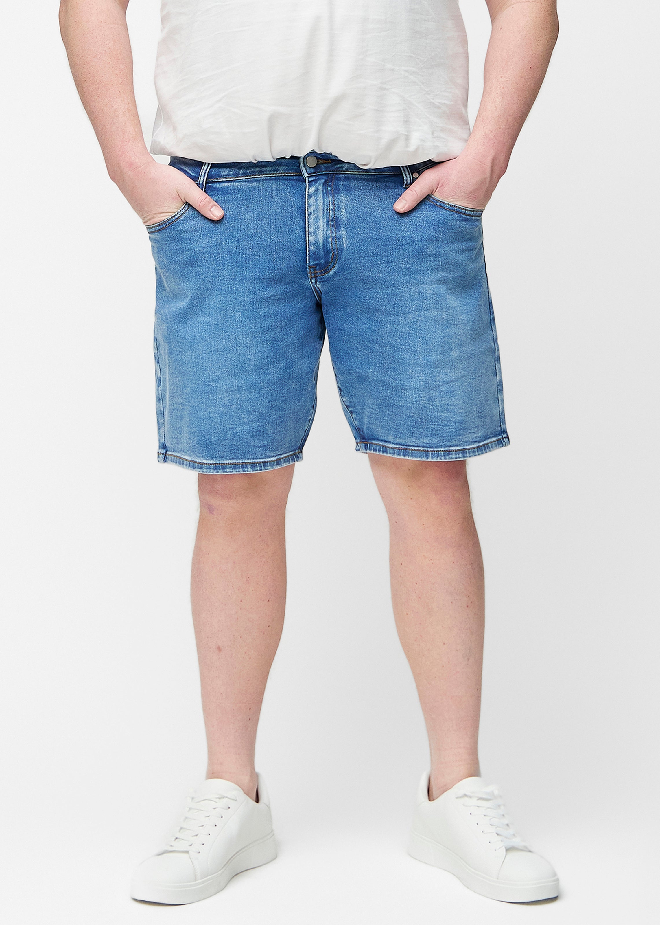 Blå denimshorts til herre i fargen Rivers med regular passform sett forfra på plus-size modell som sitter naturlig ved hoften og gir luft rundt lårene.
