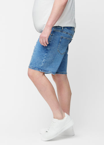 Blå denimshorts til herre i fargen Rivers med regular passform sett fra siden på plus-size modell.