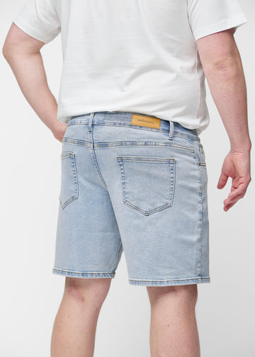 Lyseblå denimshorts til herre i fargen Waves sett bakfra på nært hold på plus-size modell for å vise passform og detaljer.