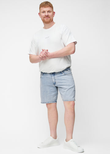 Fullt bilde av plus-size modell i lyseblå denimshorts til herre i fargen Waves med regular passform.