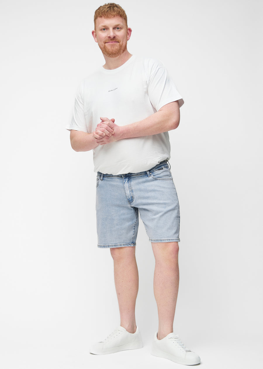 Fullt bilde av plus-size modell i lyseblå denimshorts til herre i fargen Waves med regular passform.