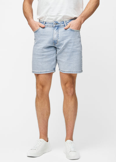 Lyseblå denimshorts til herre i fargen Waves med regular passform som sitter naturlig ved hoften og gir luft rundt lårene, sett forfra.