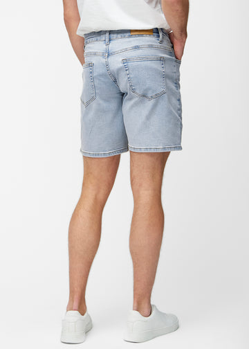 Lyseblå denimshorts til herre i fargen Waves sett bakfra, slik at lengden til rett over kneet og passformen kan sees.