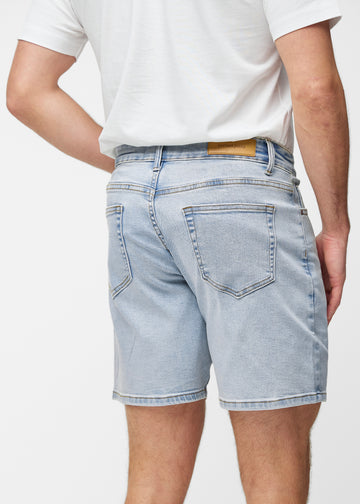 Lyseblå denimshorts til herre i fargen Waves sett bakfra på nært hold for å vise passform og detaljer.