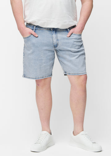 Lyseblå denimshorts til herre i fargen Waves med regular passform sett forfra på plus-size modell, som sitter naturlig ved hoften og gir luft rundt lårene.
