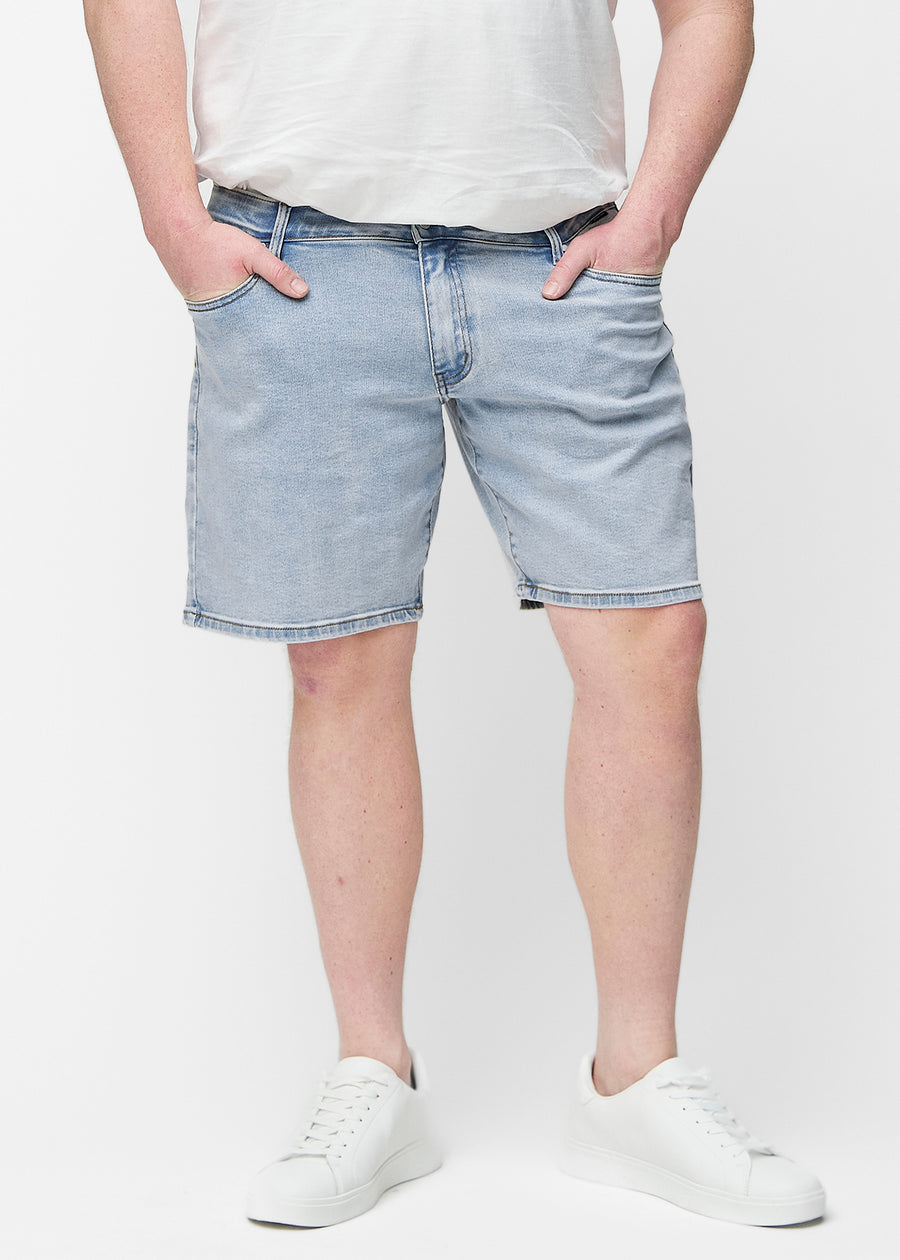 Lyseblå denimshorts til herre i fargen Waves med regular passform sett forfra på plus-size modell, som sitter naturlig ved hoften og gir luft rundt lårene.
