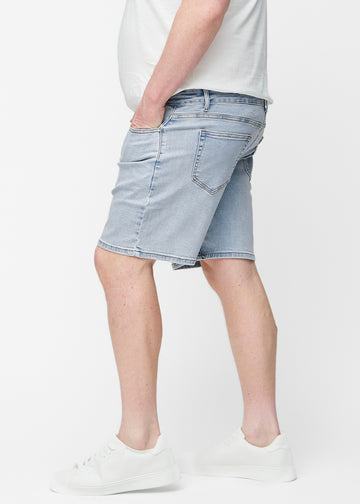 Lyseblå denimshorts til herre i fargen Waves med regular passform sett fra siden på plus-size modell.
