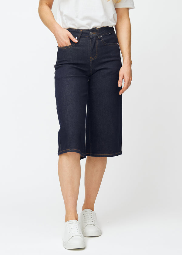 Dyp mørkeblå denim capris til dame i fargen Midnights med loose passform som sitter ved hoften og faller løst over lår og ben, sett forfra.