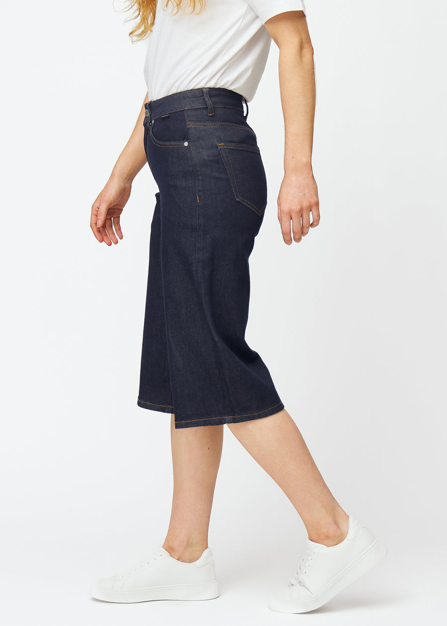 Dyp mørkeblå denim capris til dame i fargen Midnights med loose passform sett fra siden på modell.