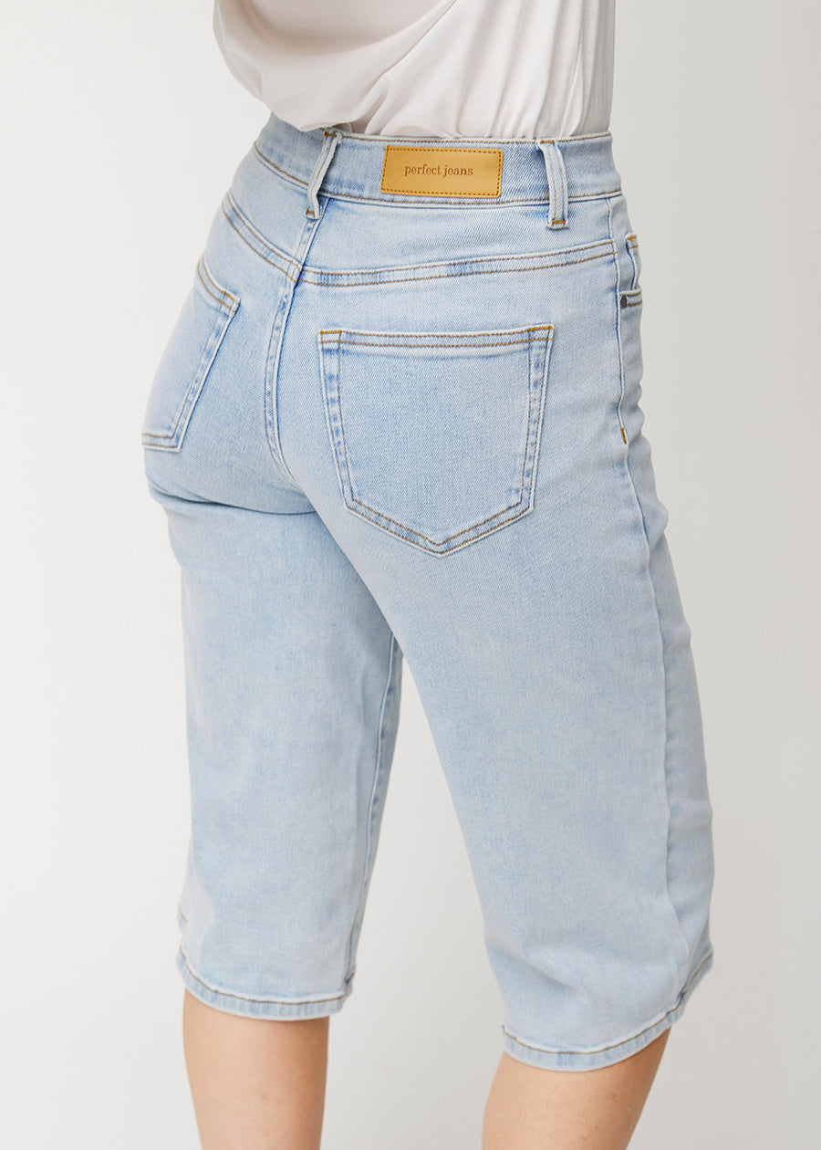 Nærbilde bakfra av løse, lyseblå Waves denimcapribukser som viser passform og detaljer.