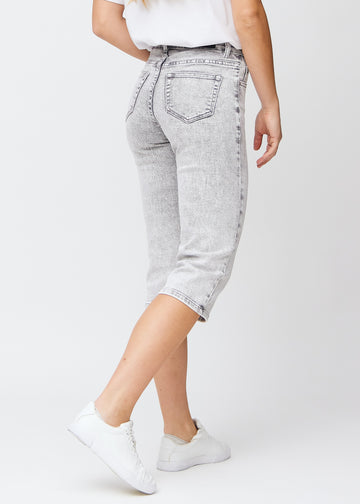 Lys grå denim regular capris sett bakfra, så man kan se hele produktet.