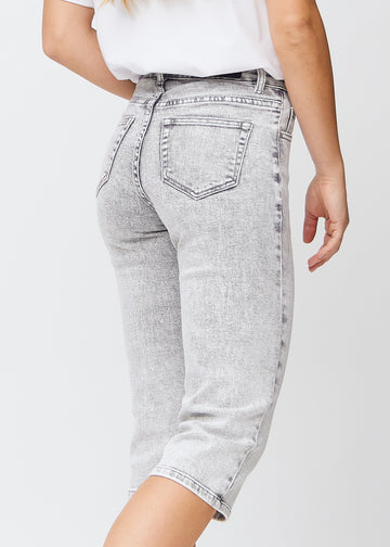 Lys grå denim regular capris sett bakfra på nært hold for å vise detaljer.