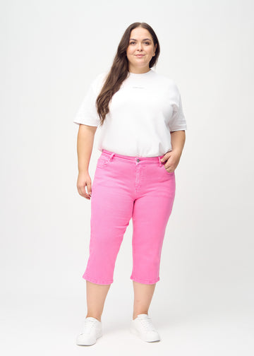 Fullt bilde av en plus-size-modell i lyserosa regular capris.