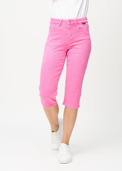 Lyserosa regular capris, modellnavn Flamingos, som går rett ned langs benet, sett forfra.