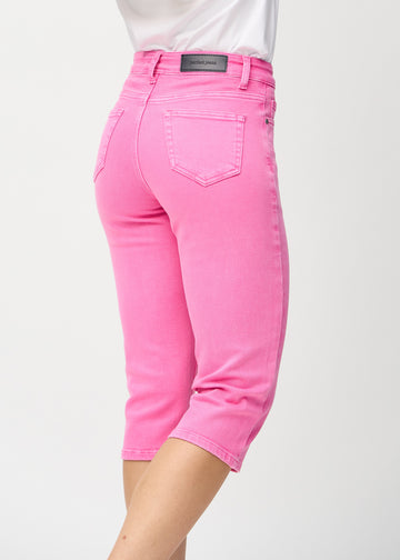 Lyserosa regular capris sett bakfra på nært hold for å vise detaljer.
