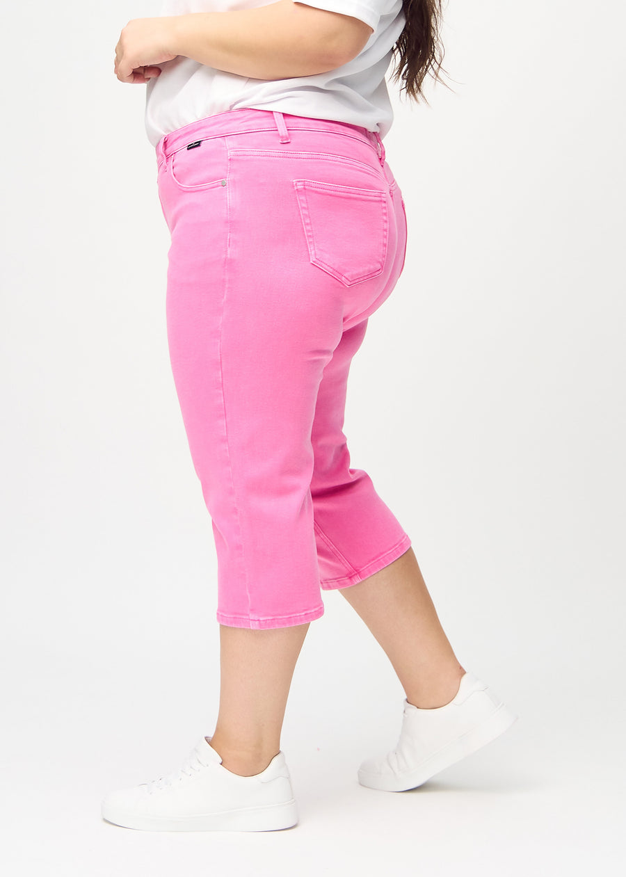 Lyserosa regular capris sett fra siden på en plus-size-modell.