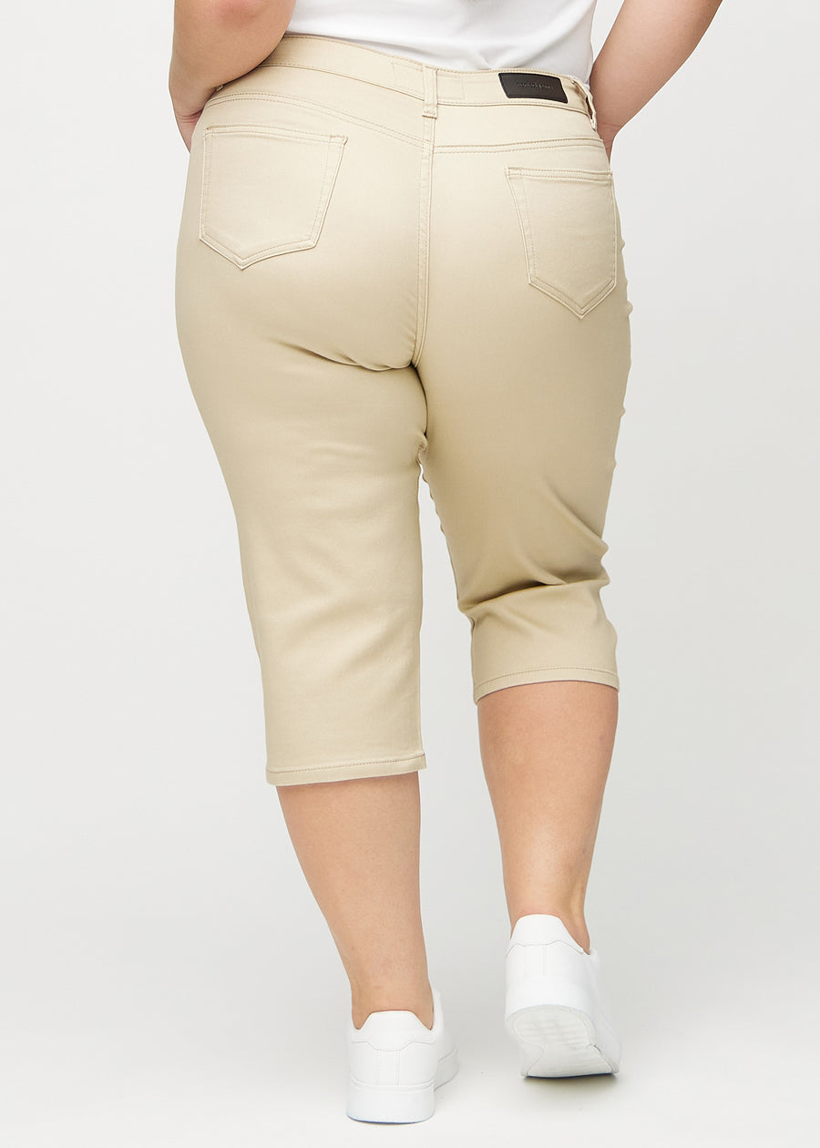 Beige regular capris sett bakfra på en plus-size-modell, slik at man kan se hele produktet.