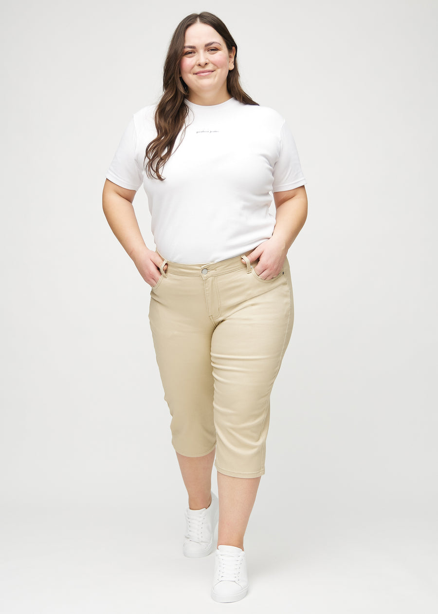 Fullt bilde av en plus-size-modell i beige regular capris.