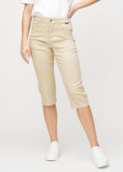 Beige regular capris, modellnavn Gazelles, som sitter tett langs benet og slutter rett under kneet, sett forfra.
