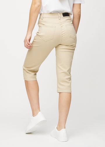 Beige regular capris sett bakfra, slik at man kan se hele produktet.