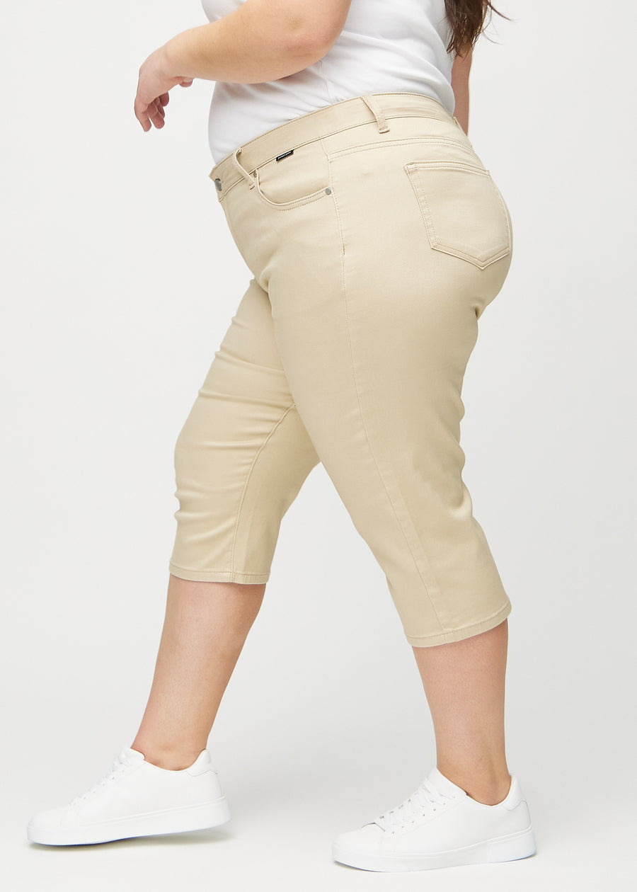 Beige regular capris sett fra siden på en plus-size-modell.