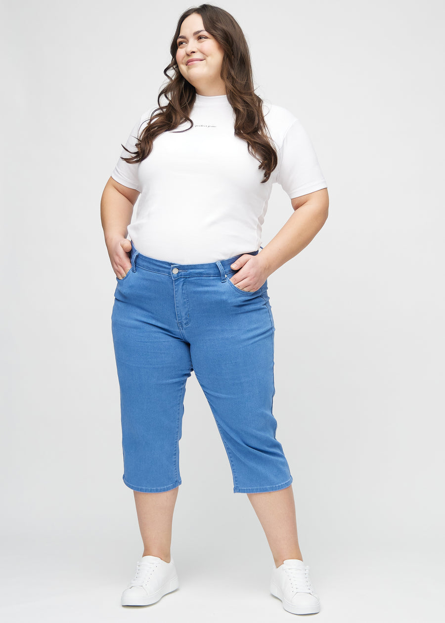 Fullt bilde av en plus-size-modell i blå regular capris.