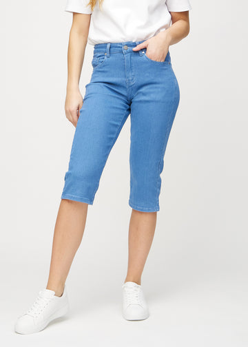 Blå regular capris, modellnavn Geraniums, som sitter tett langs benet og slutter rett under kneet, sett forfra.