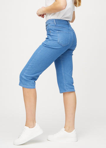 Blå regular capris sett fra siden på modell.