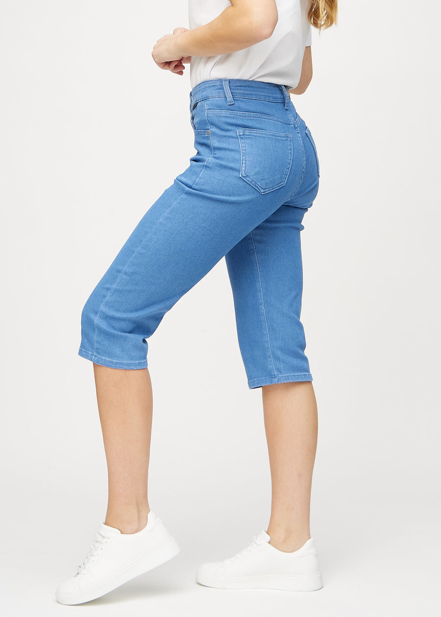 Blå regular capris sett fra siden på modell.
