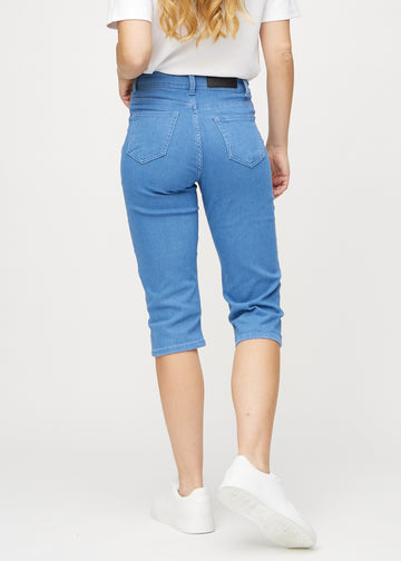 Blå regular capris sett bakfra, så man kan se hele produktet.