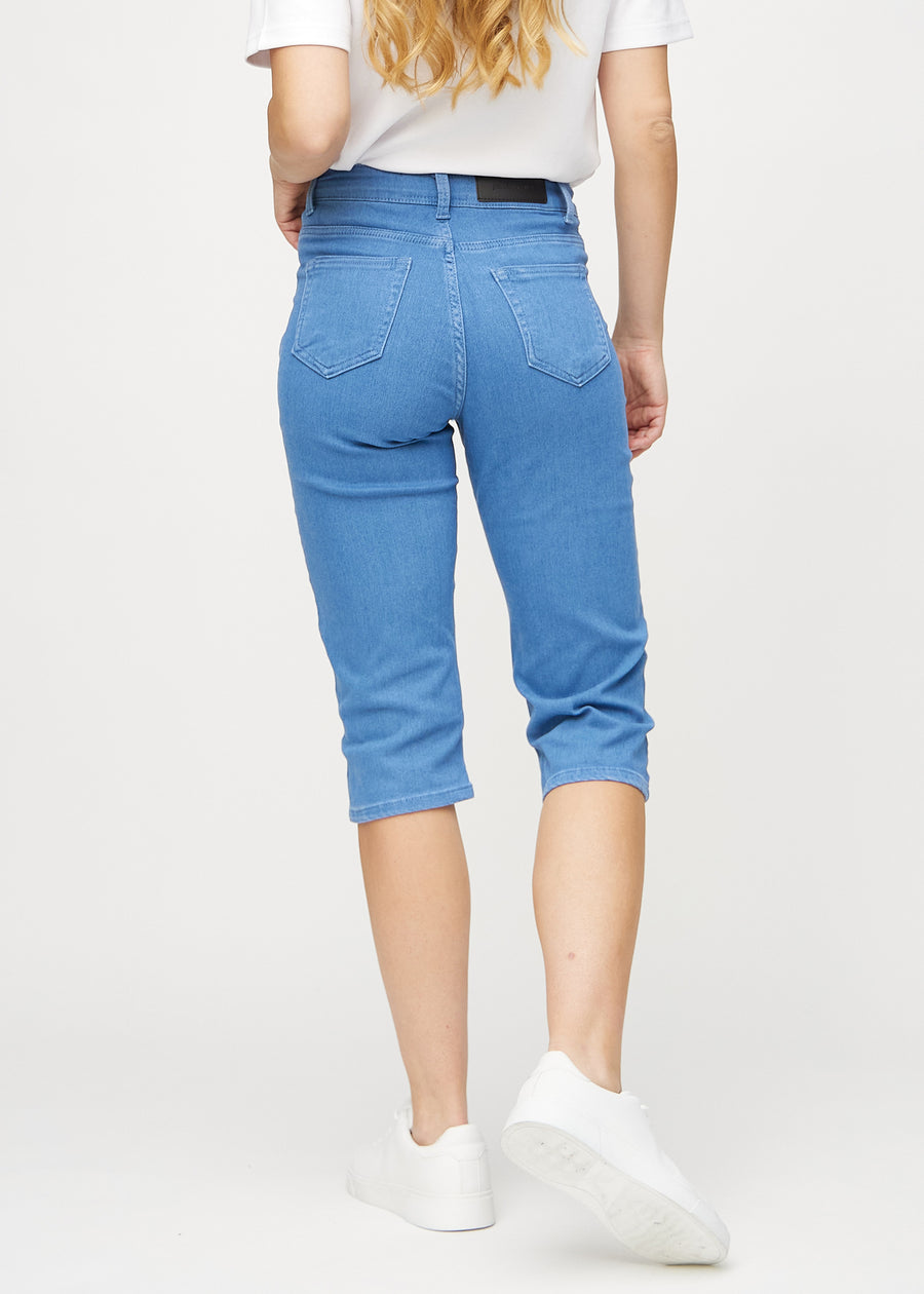 Blå regular capris sett bakfra, så man kan se hele produktet.